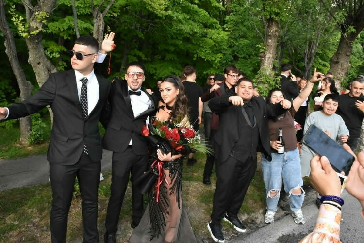Абитуриентите на СУ &bdquo;Паисий Хилендарски&ldquo; с незабравим и емоционален бал