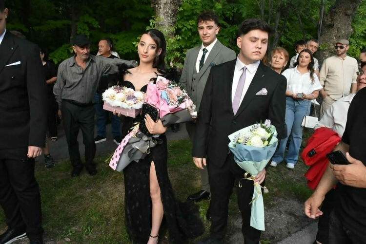 Абитуриентите на СУ &bdquo;Паисий Хилендарски&ldquo; с незабравим и емоционален бал
