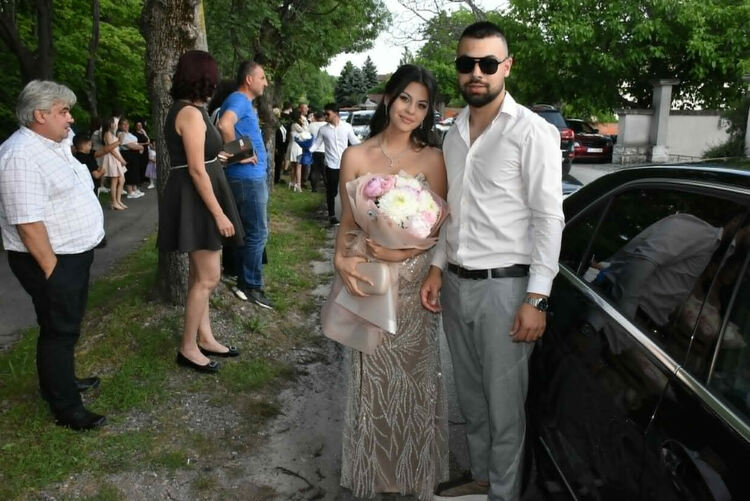 Абитуриентите на СУ &bdquo;Паисий Хилендарски&ldquo; с незабравим и емоционален бал