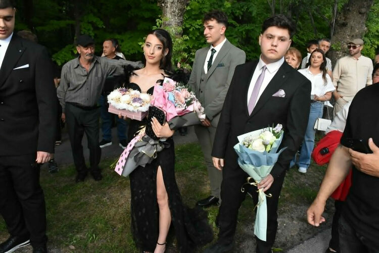 Абитуриентите на СУ &bdquo;Паисий Хилендарски&ldquo; с незабравим и емоционален бал
