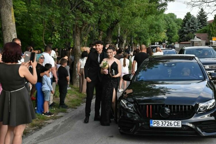 Абитуриентите на СУ &bdquo;Паисий Хилендарски&ldquo; с незабравим и емоционален бал