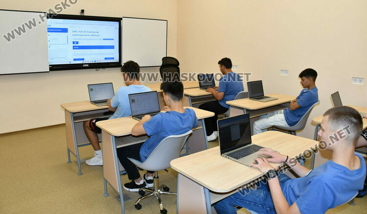 Високотехнологичен STEM център откриха в ПГТАТ &bdquo;Н.Й. Вапцаров&ldquo; в Хасково 