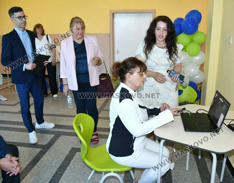 Модерен СТЕМ център с виртуална реалност и роботизирани лаборатории отвори врати в ОУ &bdquo;Любен Каравелов&ldquo; в Хасково