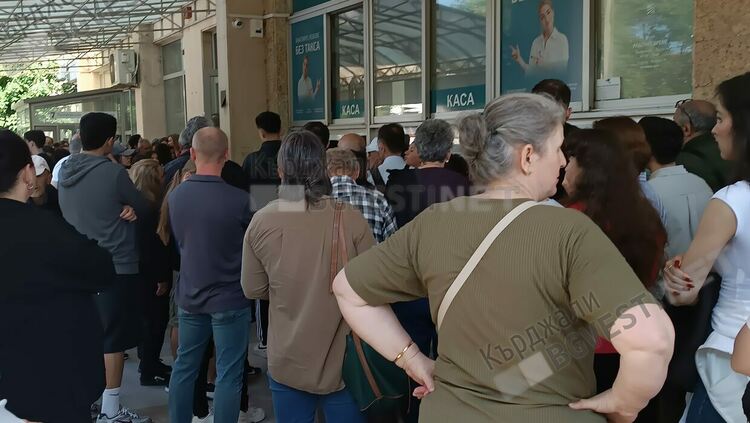 Опашка по Байрама пред Паспортна служба в Кърджали,има мераклии да сменят безсрочни лични карти
