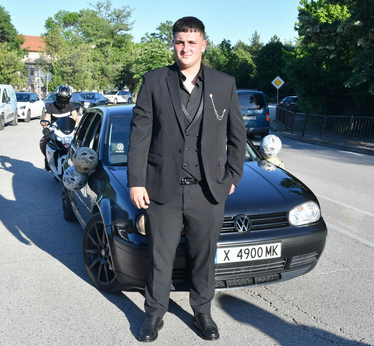 Абитуриентите от ПГТАТ закриха с блясък с стил седмицата на баловете в Хасково