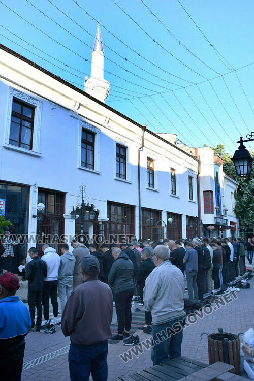 Мюсюлманите препълниха джамиите за началото на Курбан Байрям