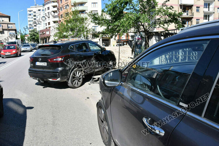 Коли се качиха на тротоара и събориха предпазна ограда при катастрофа до Зеленчуковия пазар в Хасково