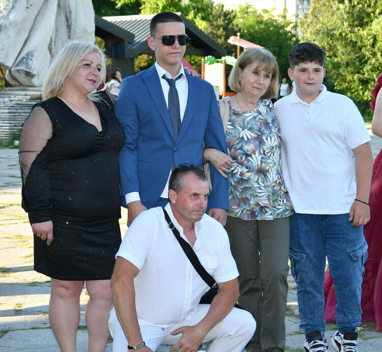Абитуриентите от ПГТАТ закриха с блясък с стил седмицата на баловете в Хасково