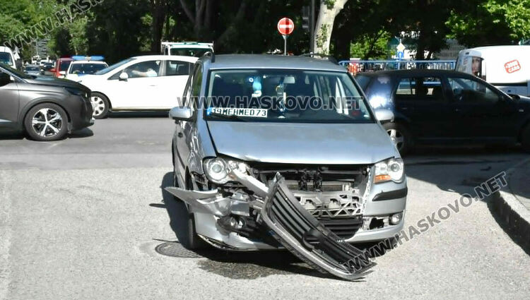 Катастрофа между две коли в час пик на оживено кръстовище в Хасково