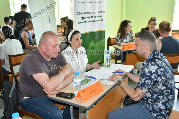13 фирми представиха десетки свободни работни места на Трудова борса в Хасково