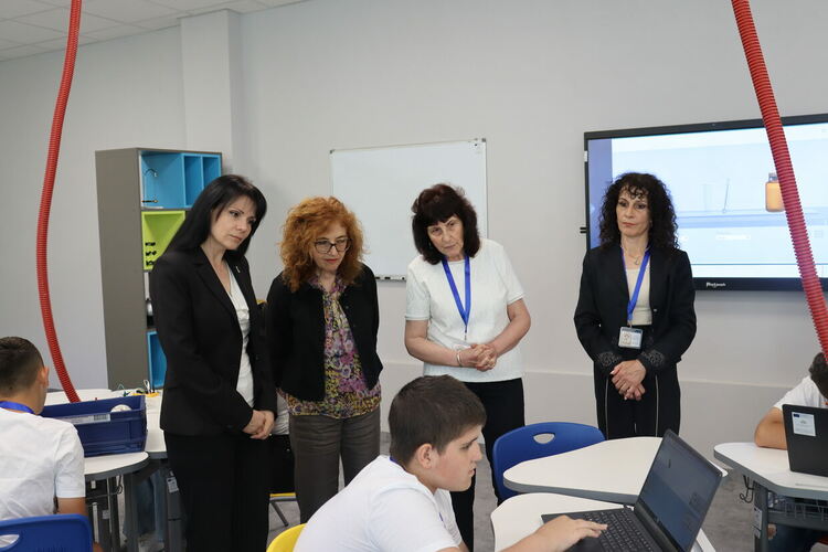 С &bdquo;Ключ към знанието&ldquo; отключиха новия STEM център в ОУ &bdquo;Христо Смирненски&ldquo;