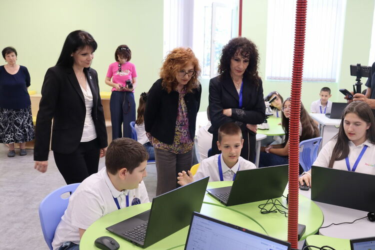 С &bdquo;Ключ към знанието&ldquo; отключиха новия STEM център в ОУ &bdquo;Христо Смирненски&ldquo;