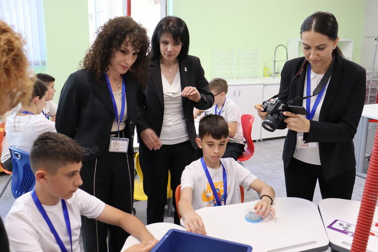 С &bdquo;Ключ към знанието&ldquo; отключиха новия STEM център в ОУ &bdquo;Христо Смирненски&ldquo;