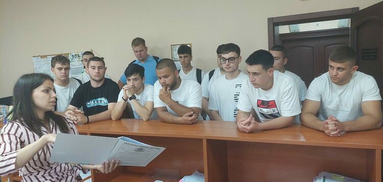 В Международния ден на детето младежи от хасковска гимназия проследиха пътя на жалбата