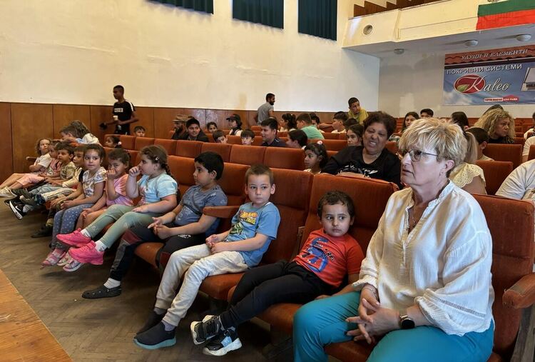 Децата в село Конуш празнуваха незабравим 1 юни с много танци и голяма Бяла мечка в читалището