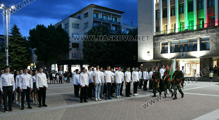 Военният министър Димитър Стоянов поздрави строя за тържествената заря-проверка за 2 юни