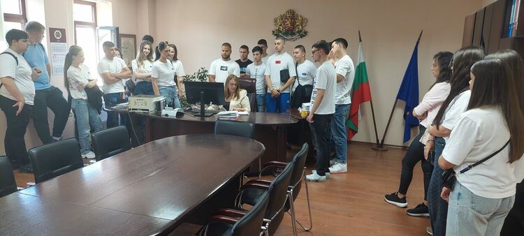 В Международния ден на детето младежи от хасковска гимназия проследиха пътя на жалбата
