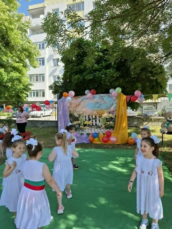 Мики Маус и Ейнджъл донесоха много усмивки и доброта в ДГ №18 &bdquo;Осми март&ldquo;