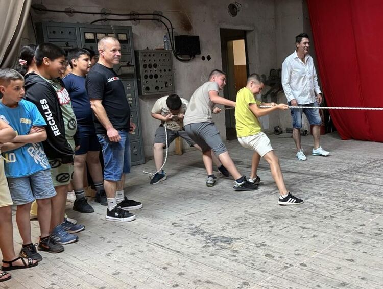 Децата в село Конуш празнуваха незабравим 1 юни с много танци и голяма Бяла мечка в читалището