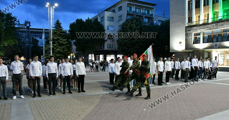 Военният министър Димитър Стоянов поздрави строя за тържествената заря-проверка за 2 юни