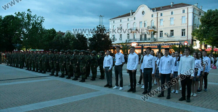 Военният министър Димитър Стоянов поздрави строя за тържествената заря-проверка за 2 юни