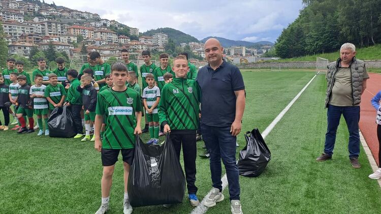Фармацевтична компания дари 127 спортни екипа на школата на ФК &bdquo;Родопа&ldquo;