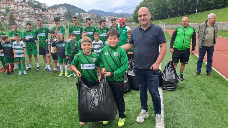 Фармацевтична компания дари 127 спортни екипа на школата на ФК &bdquo;Родопа&ldquo;