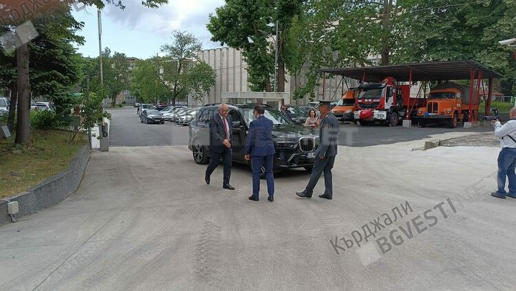Вътрешният министър Иван Демерджиев и кметът на Кърджали Ерол Мюмюн откриха обновените сгради на Пожарната