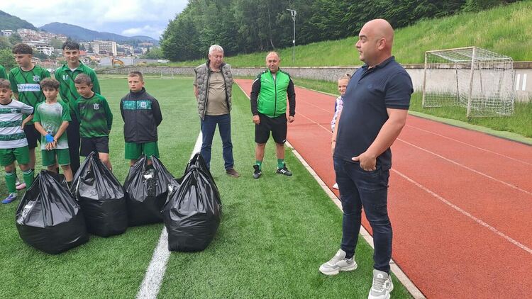 Фармацевтична компания дари 127 спортни екипа на школата на ФК &bdquo;Родопа&ldquo;