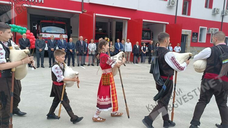 Вътрешният министър Иван Демерджиев и кметът на Кърджали Ерол Мюмюн откриха обновените сгради на Пожарната