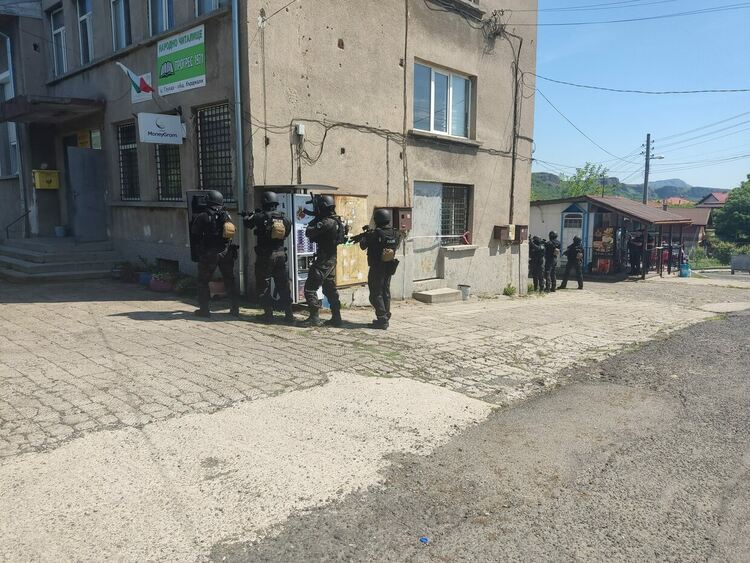 Служители на ОДМВР-Кърджали неутрализираха терористична група при мащабна тактическа тренировка на територията на областта