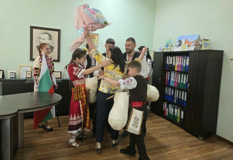 Млади таланти от СУ &bdquo;Йордан Йовков&ldquo; изненадаха директора си след триумфално завръщане от Париж