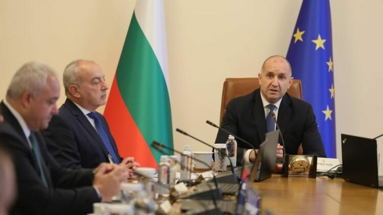 Вицепремиерът и финансов Гълъб Донев и премиерът Румен Радев