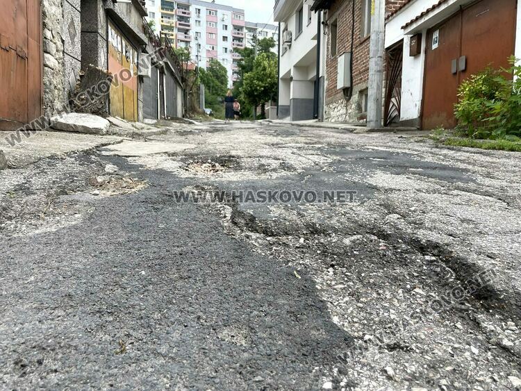 Пороите отвориха 43-сантиметрови ями на улица &bdquo;Клокотница&ldquo; в Хасково