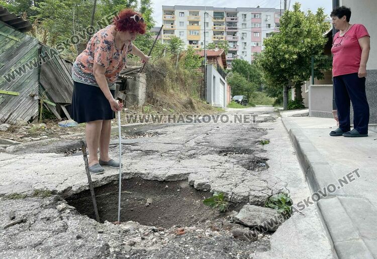 Пороите отвориха 43-сантиметрови ями на улица &bdquo;Клокотница&ldquo; в Хасково