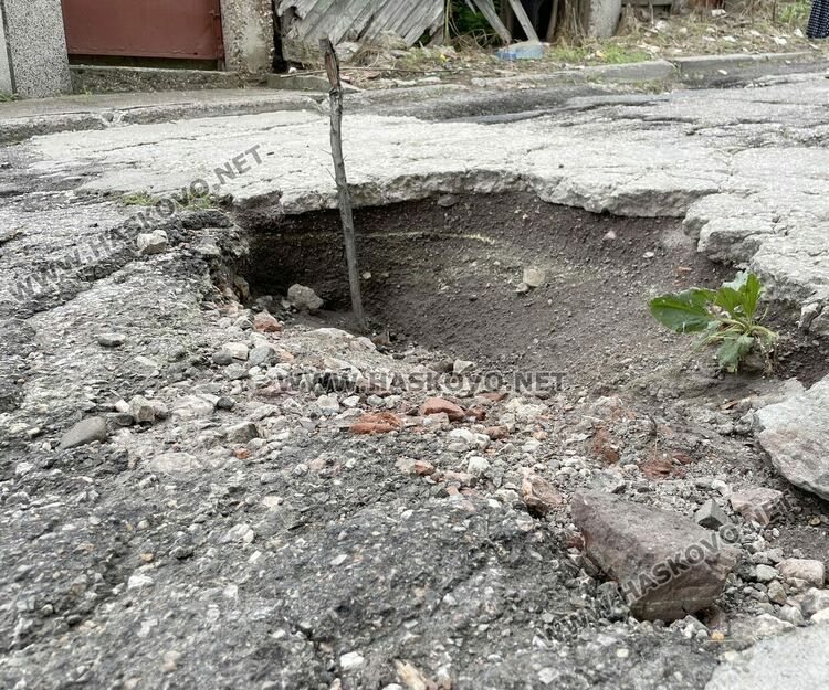Пороите отвориха 43-сантиметрови ями на улица &bdquo;Клокотница&ldquo; в Хасково