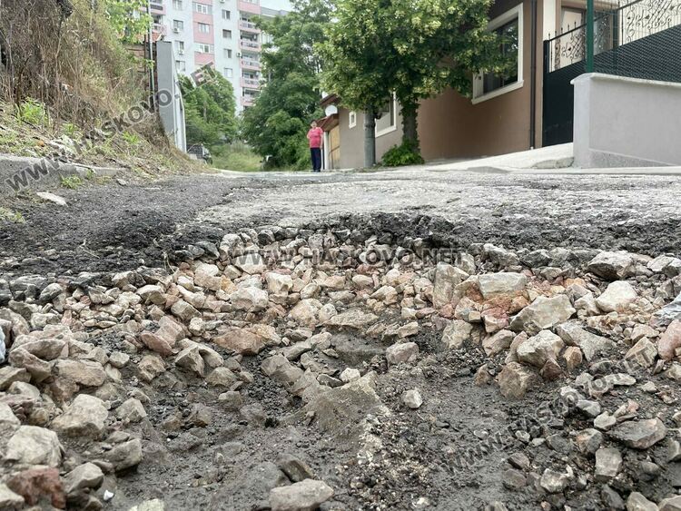 Пороите отвориха 43-сантиметрови ями на улица &bdquo;Клокотница&ldquo; в Хасково