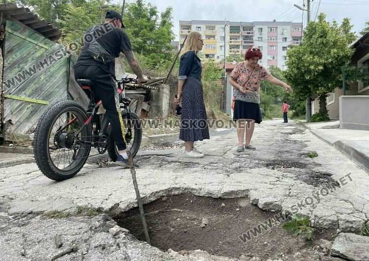 Пороите отвориха 43-сантиметрови ями на улица &bdquo;Клокотница&ldquo; в Хасково