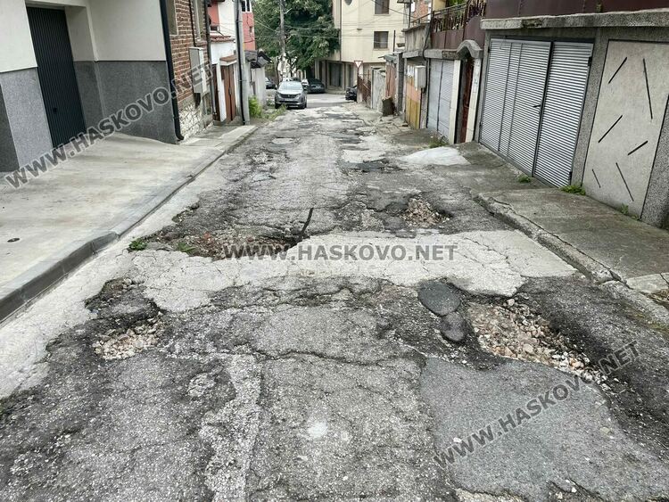Пороите отвориха 43-сантиметрови ями на улица &bdquo;Клокотница&ldquo; в Хасково