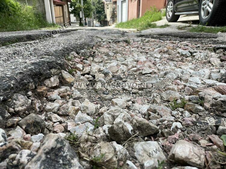 Пороите отвориха 43-сантиметрови ями на улица &bdquo;Клокотница&ldquo; в Хасково