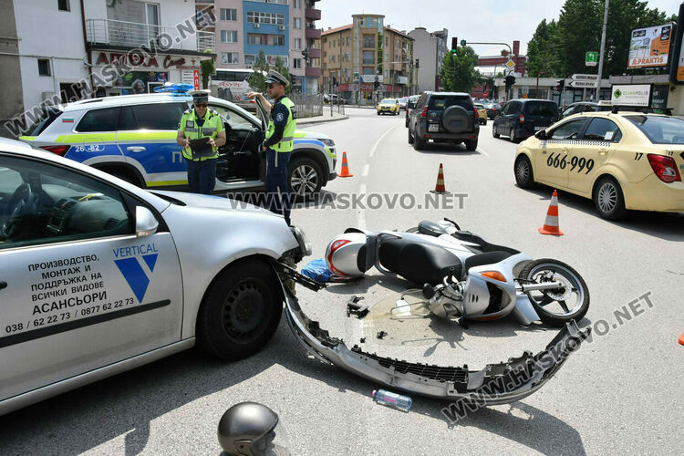 Бивш депутат блъсна моторист при катастрофа в Хасково