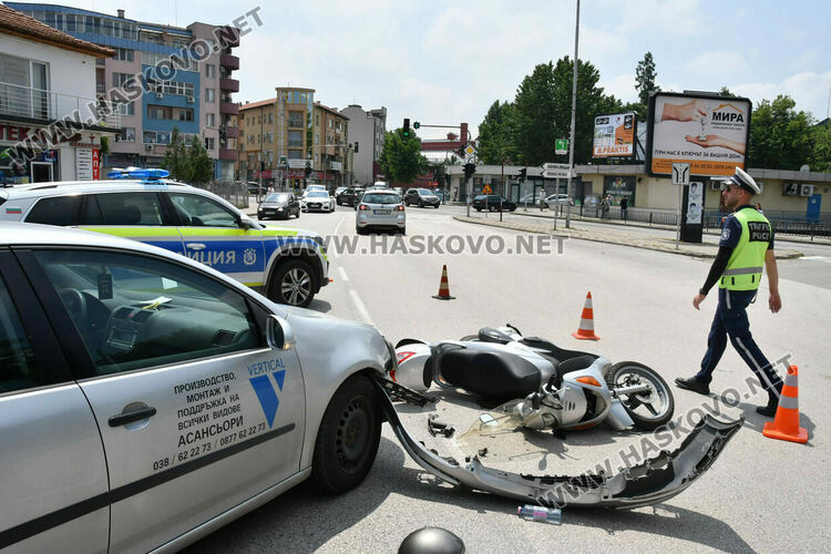 Бивш депутат блъсна моторист при катастрофа в Хасково