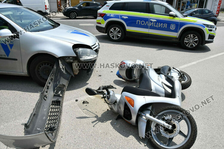 Бивш депутат блъсна моторист при катастрофа в Хасково