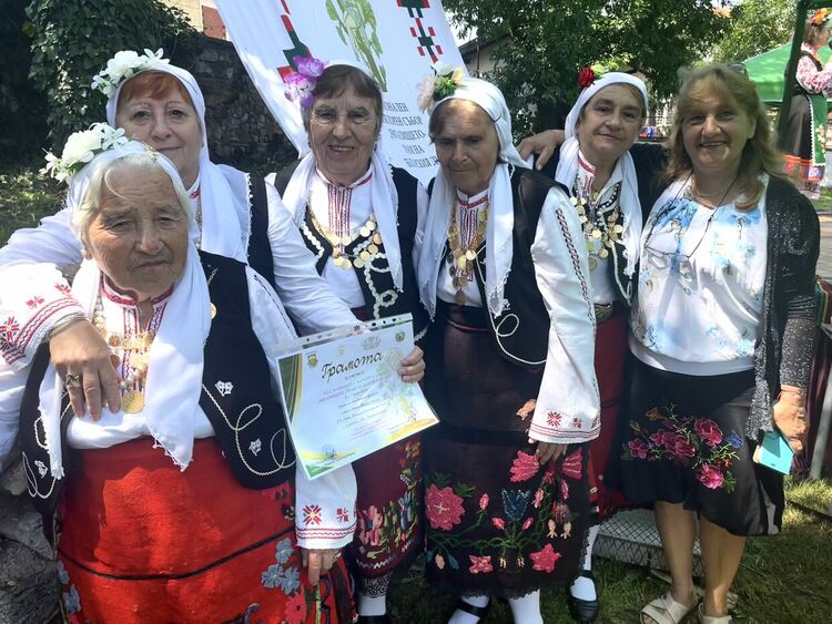 Над 420 фолклорни изпълнители на сцената в с. Крепост