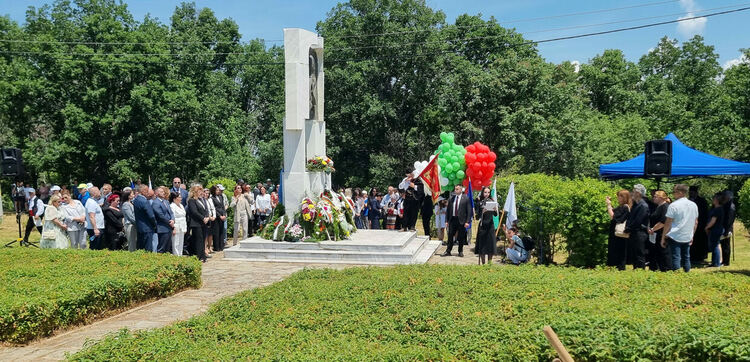Президентът Илияна Йотова участва в Националния тракийски младежки събор &bdquo;Илиева нива&ldquo; 