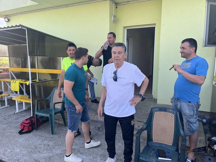Десетима от &bdquo;Хасково&ldquo; се бориха, но &bdquo;Крумовград&ldquo; спечели баража. Напрежение след края на мача 