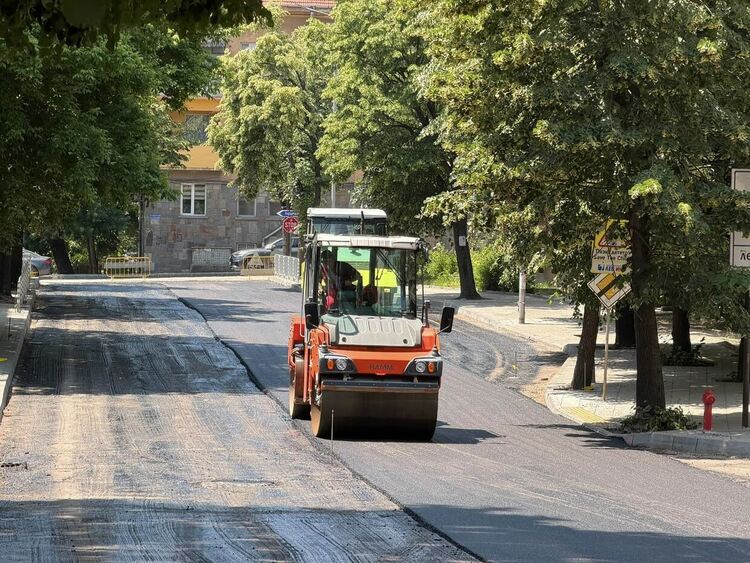Преасфалтират улица &bdquo;Кирил и Методий&ldquo; след ремонта на водопровода и тротоарите