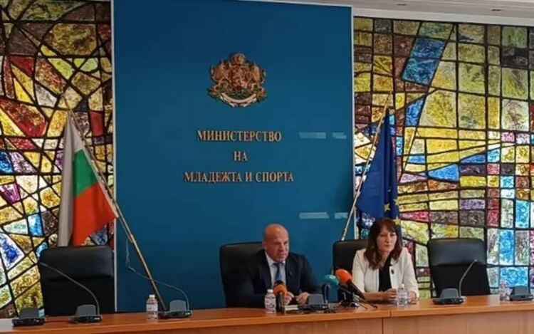 На днешната пресконференция Енчо Керязов представи и своята засега единствена заместничка - Юлия Тодорова. Спортният министър обяви, че до края на месеца се надява да бъде назначен и втори от общо трима зам. министри, каквато е щатната бройка по устройствения правилник на ММС.
