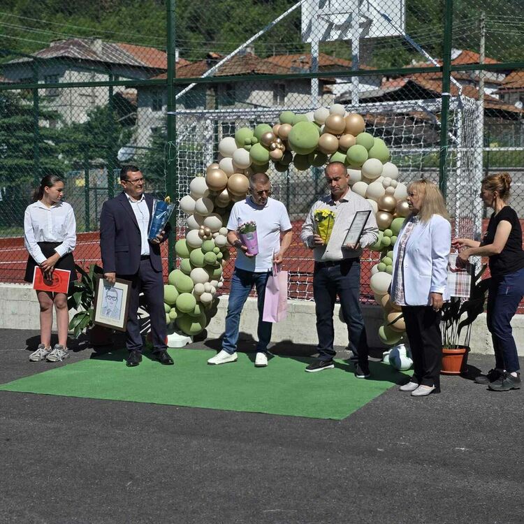 С тържествена церемония откриха новата спортна площадка в Грохотно
