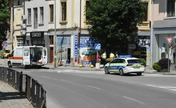 Автобус повлече и събори млад мъж, кракът на пострадалия може да е счупен